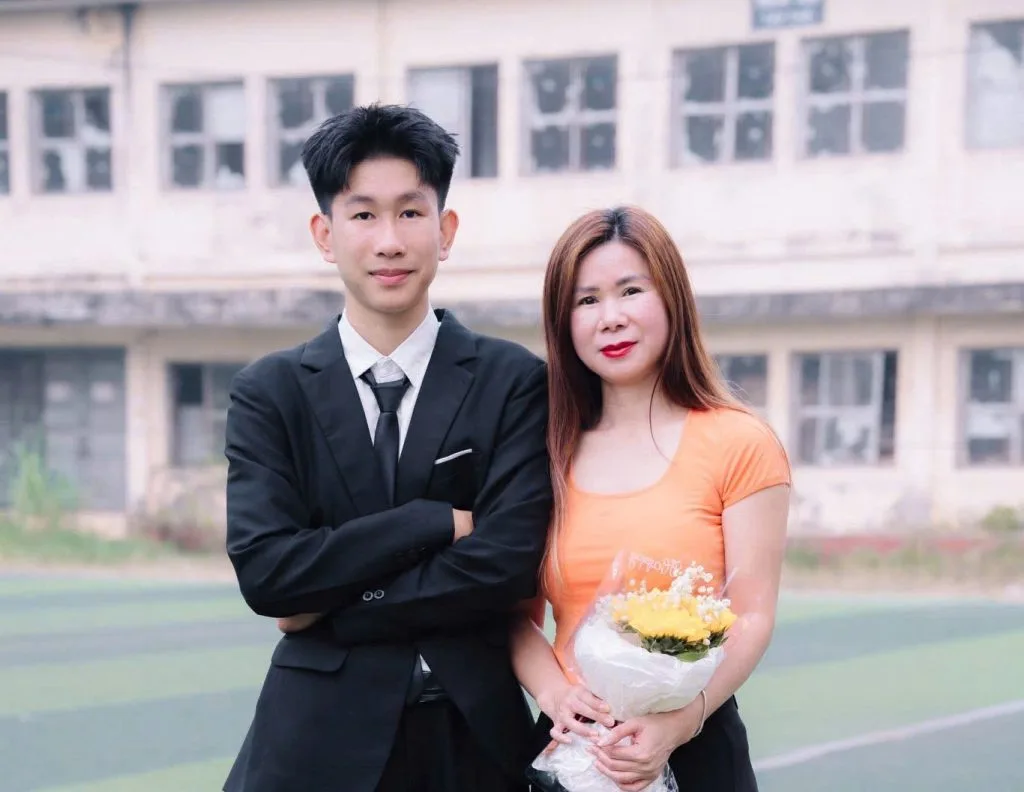Tùng Bách nhận visa du học đại học khi đang học 12 tại Việt Nam