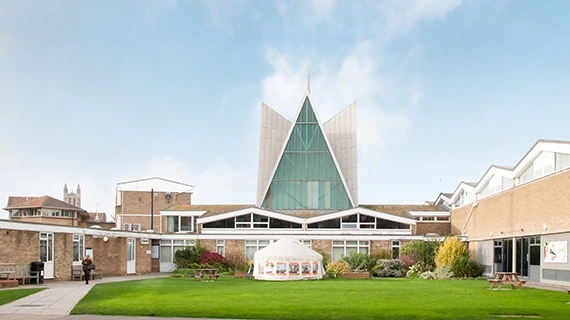 Canterbury Christ Church University (#1 UK về việc làm) công bố 6 chương trình đào tạo MỚI