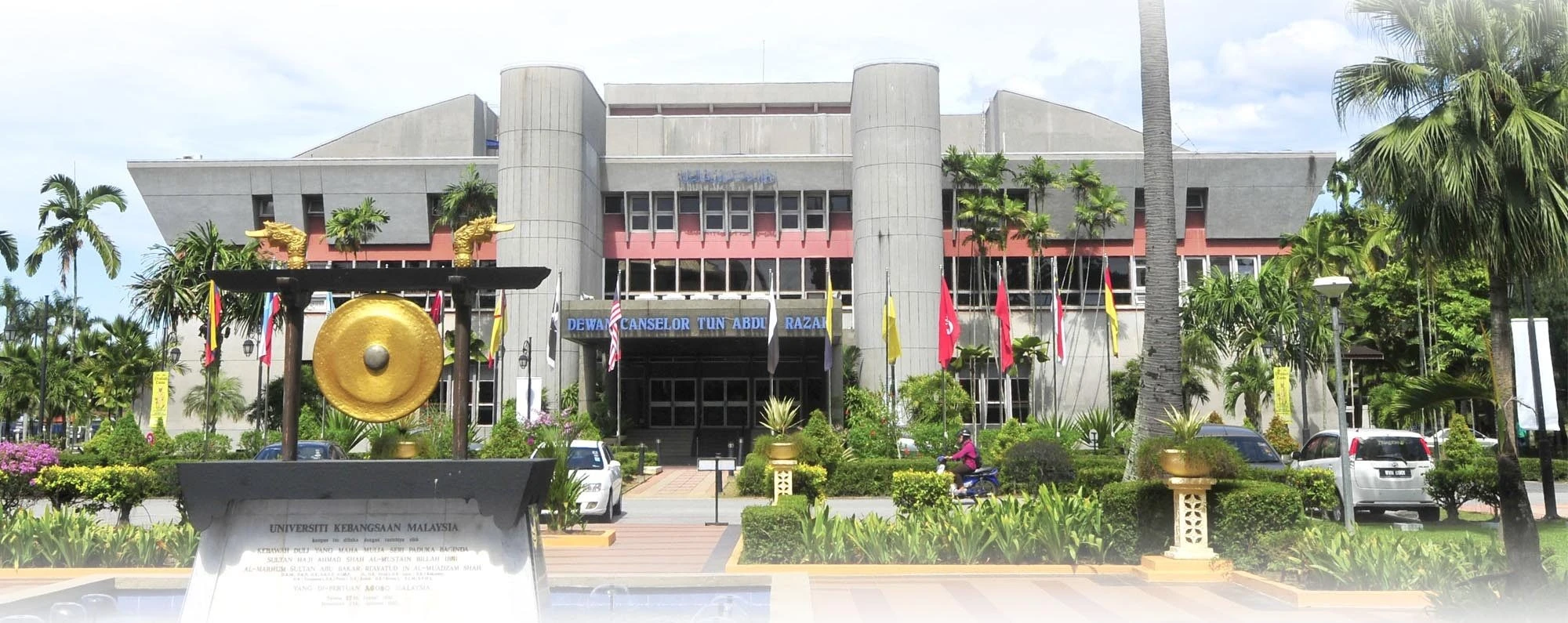 DU HỌC MALAYSIA: TẠI UNIVERSITI KEBANGSAAN MALAYSIA – NO. 126 TRÊN TOÀN CẦU.