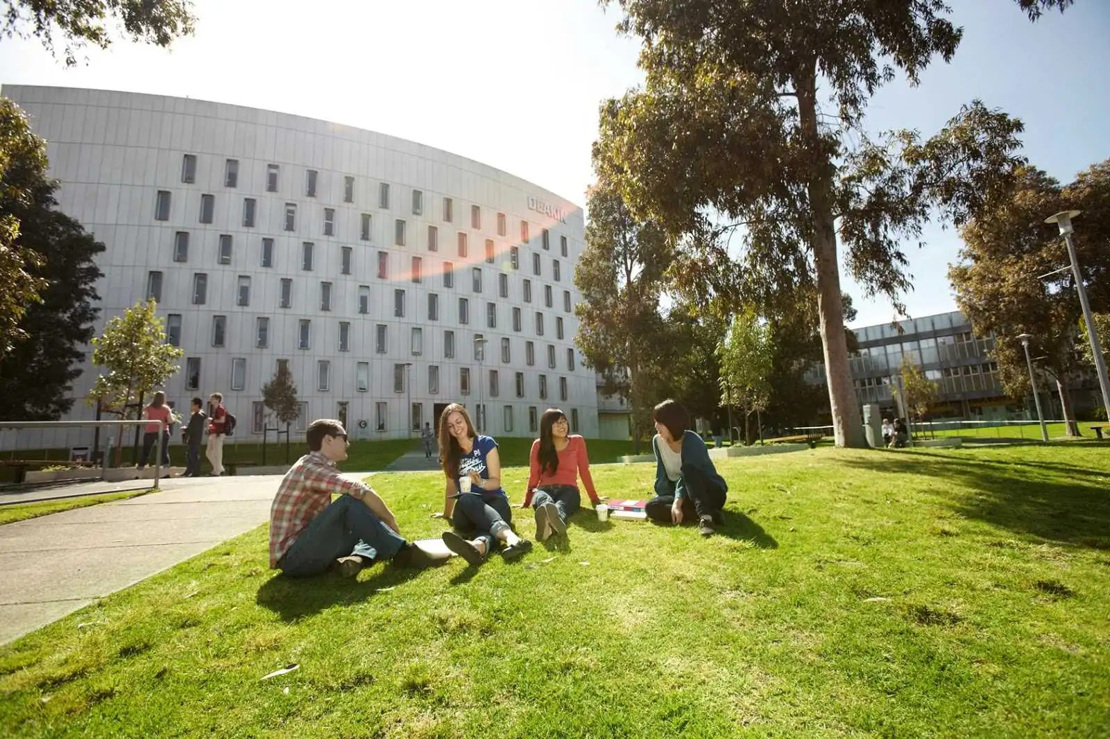 Increase Your Chances of Receiving a 20-100% Deakin Scholarship with Direct Consultation & Application Assessment from University Representatives